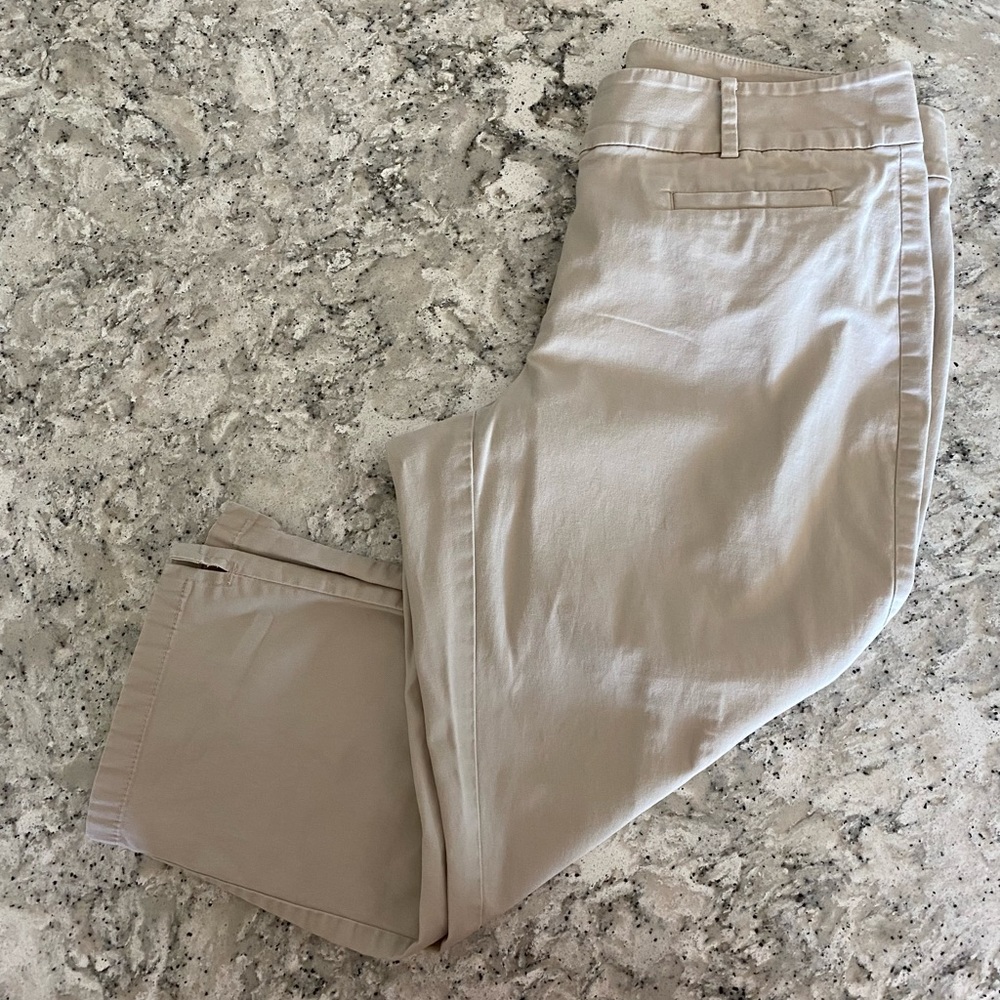 EUC Ann Taylor Petite khaki capri pants, size Curvy 8 Petite